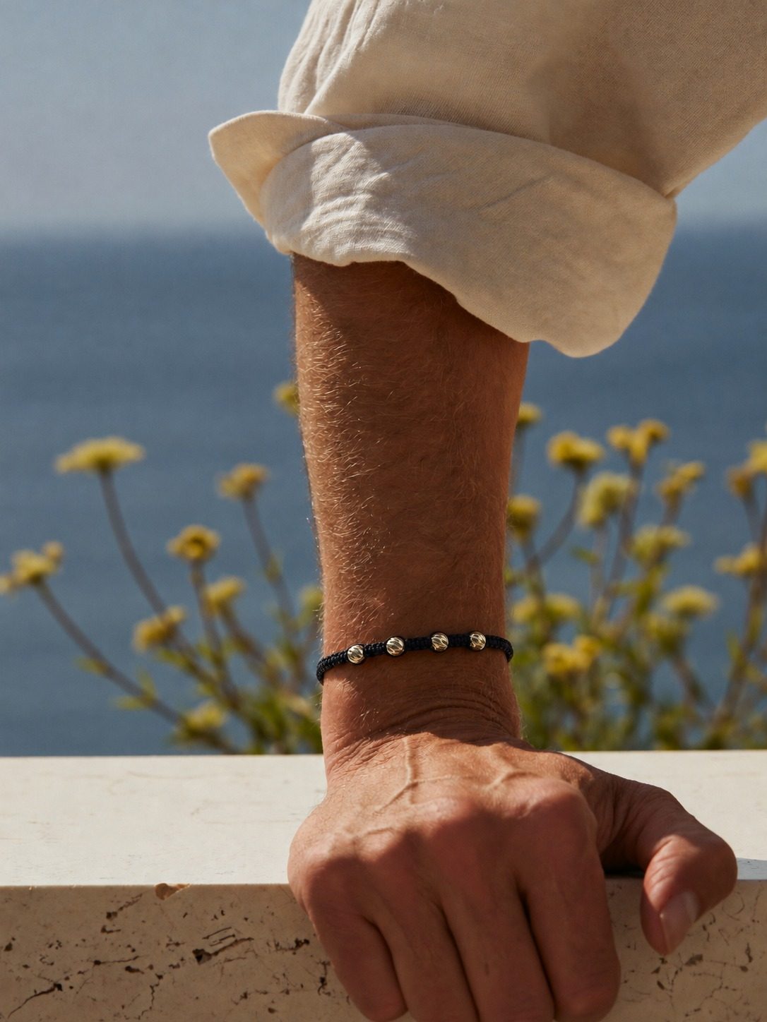 Pulsera tejida WS en la muñeca